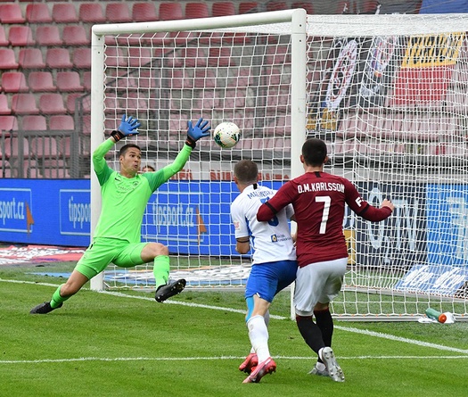Filip Nguyễn phản lưới nhà, Slovan Liberec thảm bại