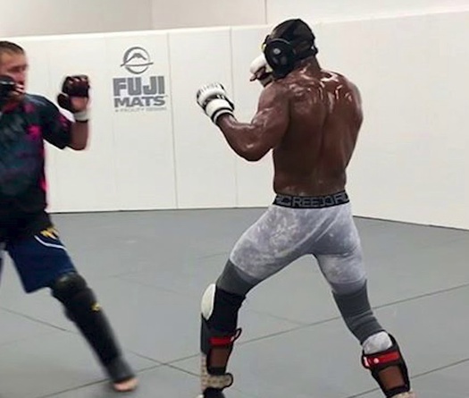 Justin Gaethje bầm dập trong buổi tập với Kamaru Usman