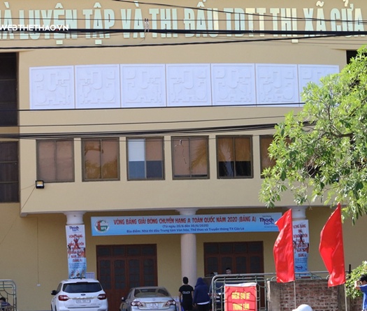 Trước giờ thi đấu, nhà thi đấu TX Cửa Lò vắng tanh khán giả
