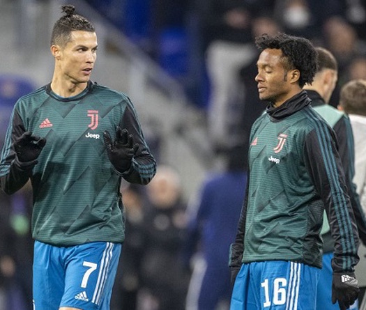 Cristiano Ronaldo bắt chước kiểu tóc kỳ lạ của đồng đội Cuadrado