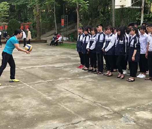 Cách phát bóng chuyền thấp tay chính diện đúng kỹ thuật