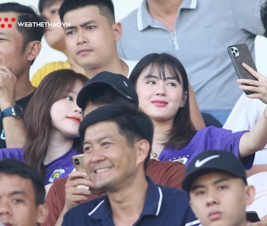 Huỳnh Anh xuất hiện cùng cô bạn xinh như hoa hậu, cổ vũ Quang Hải thi đấu