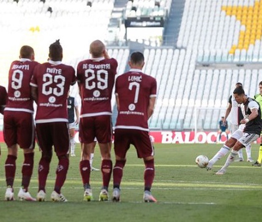 Ronaldo đổi chiến lược để có bàn đá phạt đầu tiên cho Juventus