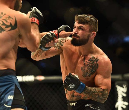 Đấm gục đối phương ở nhà hàng, Mike Perry bị cảnh sát hỏi thăm