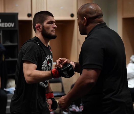Daniel Cormier: Sẽ cần một động lực khổng lồ để Khabib trở lại võ đài