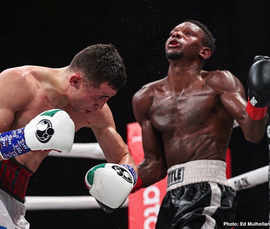 Nằm sàn hơn 60 giây vẫn không xử thua knockout, trọng tài Boxing bị ném đá dữ dội