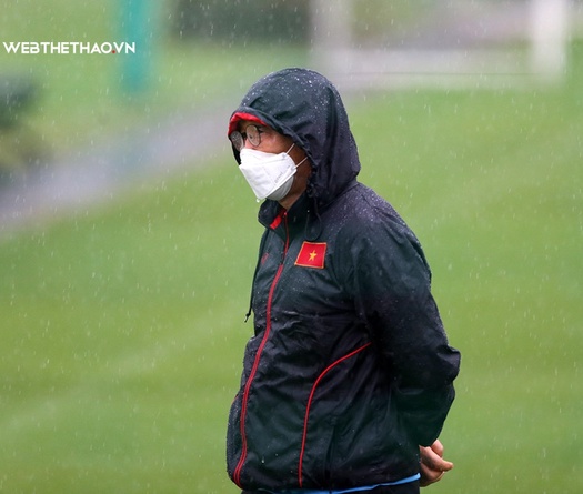 HLV Park ngâm mình dưới mưa, chỉ đạo U22 Việt Nam tập luyện