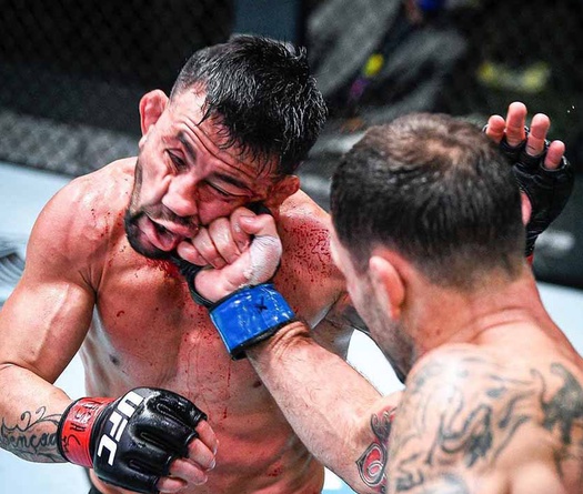 Frankie Edgar thắng nghẹt thở Pedro Munhoz giữa "mưa knockout" UFC on ESPN 15