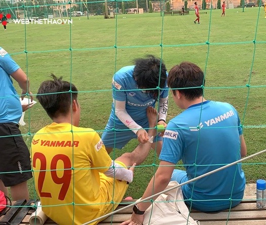 Va chạm với đồng đội, tuyển thủ U22 Việt Nam chấn thương 