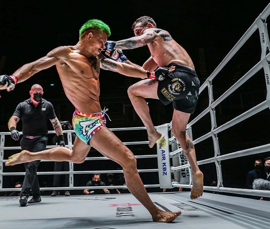 Tân binh ONE Championshipvới cơn mưa ‘chặt giò’ hạ gục đối thủ