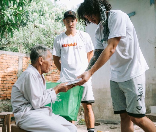 Cảm động hình ảnh Justin Young và Tâm Đinh giúp đỡ người nghèo tại Đồng Tháp