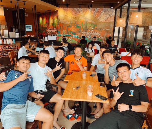 Đình Trọng trấn an NHM, vui vẻ cùng các đồng đội Hà Nội FC