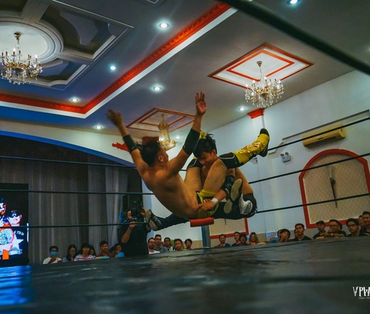 Bên trong võ đài: Những điều luật vô hình trong các buổi diễn đô vật