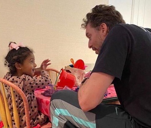 Cảm động hình ảnh Pau Gasol vui đùa cùng con gái Kobe Bryant