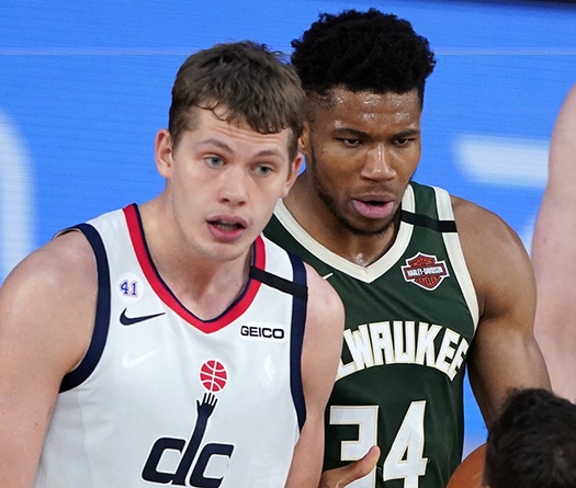 Húc đầu vào đối phương, Giannis Antetokounmpo chính thức nhận án phạt từ NBA