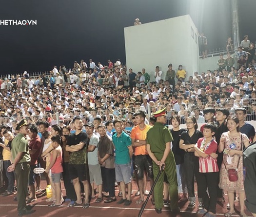 Án phạt “đánh khẽ” dành cho BTC sân Hà Tĩnh sau sự cố vỡ sân