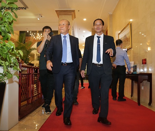 Thầy trò HLV Park Hang Seo nhập vai tài tử điện ảnh trên thảm đỏ QBV 2019