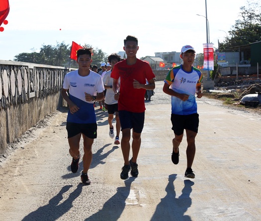 Ứng viên vô địch Tiền Phong Marathon 2020 “dẫn tốc” đàn em tập luyện trên đảo Lý Sơn