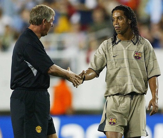 MU chuẩn bị áo đấu cho Ronaldinho vì ngỡ mua được vào hè 2003