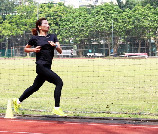 “Ốc tiêu” Nguyễn Thị Oanh thở dốc tập dưới nắng nóng 40 độ C