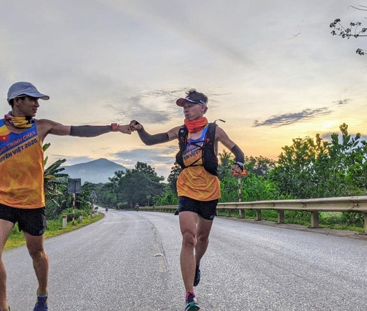 4 ngày chạy gần 1000km, đội chạy tiếp sức xuyên Việt gây quỹ “5 nụ cười”