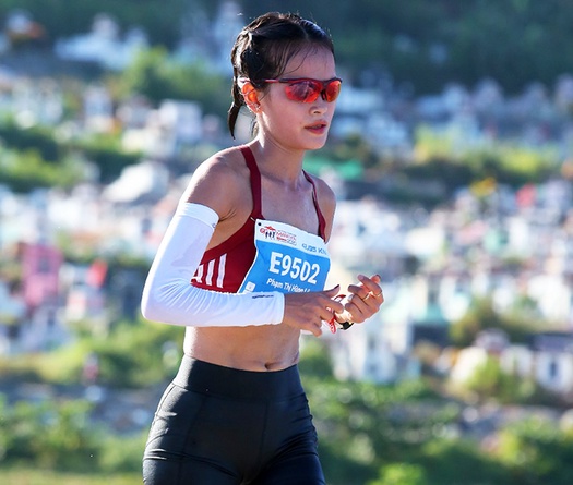 HCĐ marathon SEA Games Hồng Lệ hụt vô địch Tiền Phong Marathon 2020, đi bộ 10km về đích
