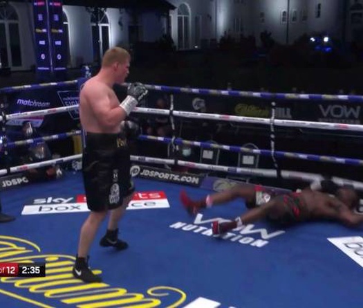 Ngã 3 lần vẫn KO ngược đối thủ, già gân của Boxing thế giới gây sốc