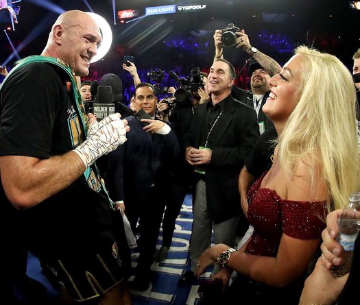 Tyson Fury sợ vợ như thế nào? Có superfight Giáng Sinh cũng không dám nhận