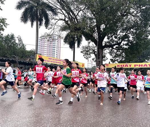 Gần 1000 người tham gia giải chạy tập thể tại Thái Nguyên chào mừng Ngày chạy Olympic