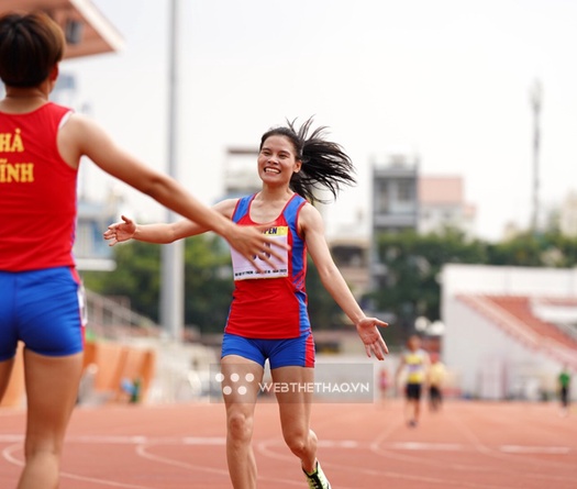 Tổ chạy 4x400m nam nữ Việt Nam giành HCV áp đảo tại giải điền kinh Philippines 2023