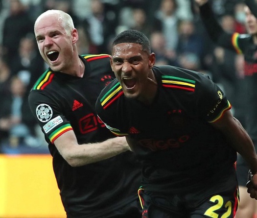 Tiền đạo Ajax sánh ngang Ronaldo và Lewandowski ở Champions League