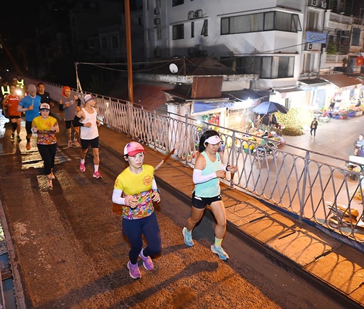 Giải chạy đêm Hanoi Midnight 2023 “hút” 11.000 VĐV, lập kỷ lục số CLB tham gia thi đồng đội