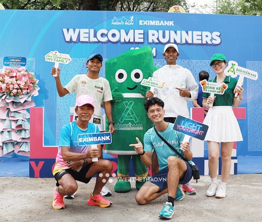 Không khí lễ hội trước giờ khai cuộc giải chạy đêm Ho Chi Minh City Night Run Eximbank 2024