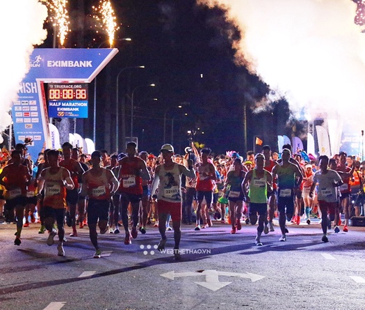 Ho Chi Minh City Night Run Eximbank 2024 khai cuộc với cự ly bán marathon hấp dẫn