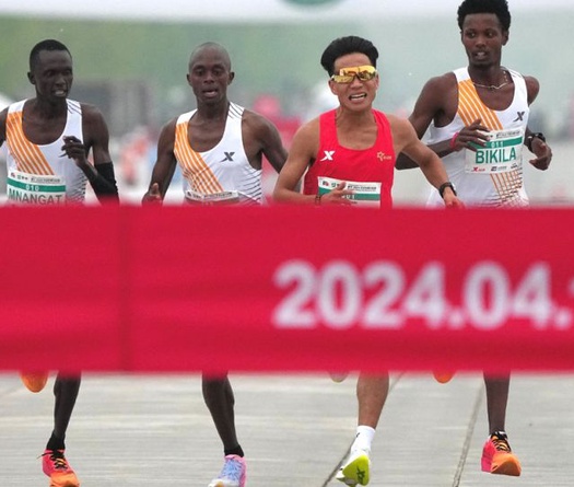 Tình tiết mới trong vụ “chức vô địch trao tay” của VĐV Trung Quốc tại giải bán marathon Bắc Kinh