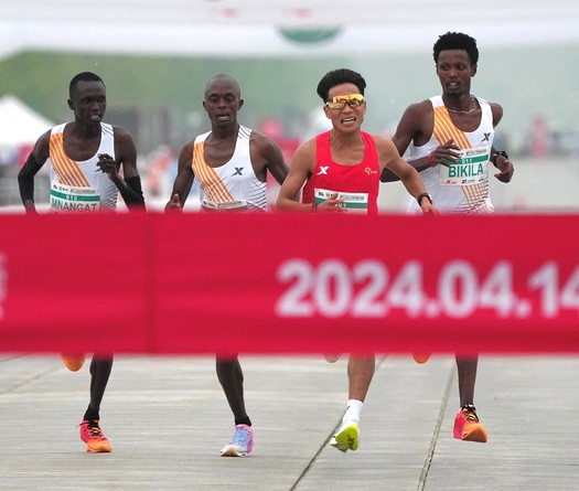 Tước danh hiệu và giải thưởng của những VĐV dàn dựng màn về đích giải chạy bán marathon Bắc Kinh
