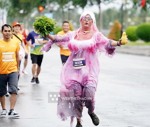 Ấn tượng Hậu Giang của chàng trai có màn hóa trang “khét nhất” giải chạy Vietcombank Mekong Delta Marathon 2023