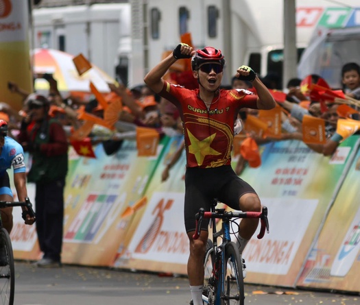 Huỳnh Thanh Tùng ăn mừng đầy cảm xúc khi nhất chặng 13 giải xe đạp HTV Cup 2023