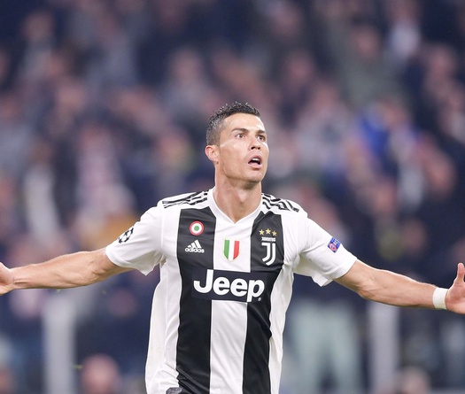 Cú đúp bàn thắng đưa Cristiano Ronaldo đi vào lịch sử khi Juventus đánh bại Sampdoria