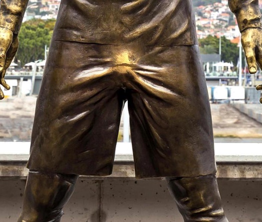 Tượng Cristiano Ronaldo bị bay màu... "chỗ hiểm" vì bị các fan nữ sờ nhiều
