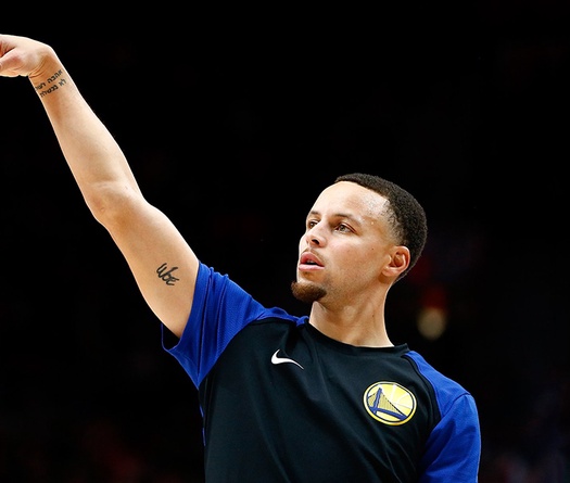 Stephen Curry "thiêu đốt" Sacramento Kings với một trong những trận đấu ném 3 tốt nhất sự nghiệp