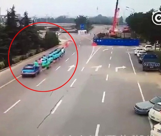 VIDEO: Bị ô tô cán hàng loạt khi chạy bộ - Ám ảnh từ những vụ tông xe