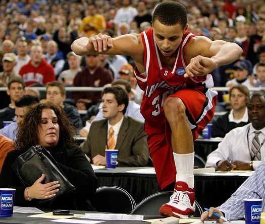 Nghe Stephen Curry hồi tưởng thời đại học thiếu thốn, phải dùng chung sân tập với đội bóng chuyền