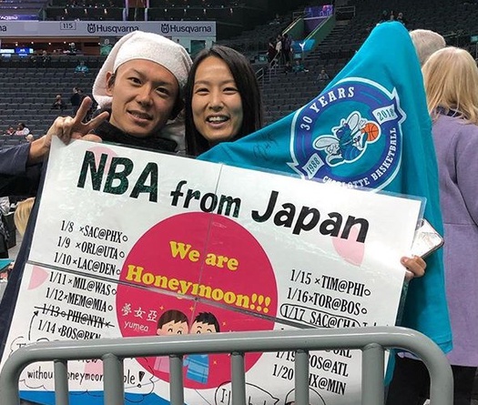 Cặp đôi Nhật Bản bất ngờ thành thần may mắn tại NBA khi đến xem đội nào là đội đó thắng