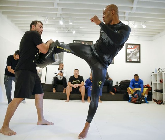 Anderson Silva "show hàng" trước thềm đại chiến Israel Adesanya