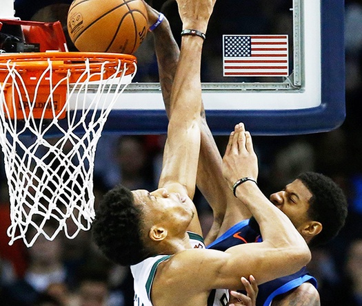 Cú úp rổ thần sầu của Paul George lên đầu Giannis Antetokounmpo khiến "Thần Hy Lạp" cũng phải thán phục