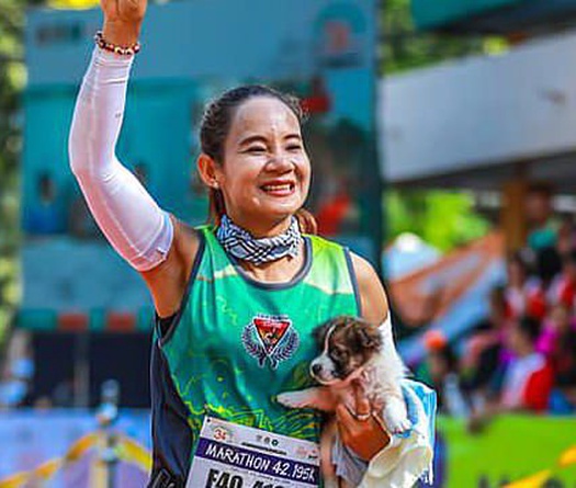 Cô gái Thái bế chó lạc chạy hơn 30km để hoàn thành marathon