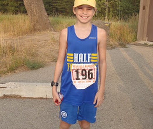 Thiếu niên 17 tuổi lập kỷ lục chạy 100 marathon khiến người lớn mắt tròn mắt dẹt