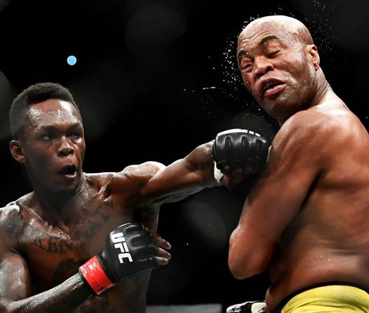 Israel Adesanya thúc giục UFC tước đai Robert Whittaker