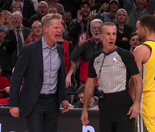 Thuyền trưởng Warriors nổi khùng với trọng tài, bị đuổi khỏi sân và tặng "pha bóng 8 điểm" cho Blazers